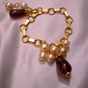 Long necklace necklace and matching bracelet in fancy pearls and drops of plum glass on a golden chain, from the 70s in the style of Chanel. image 4