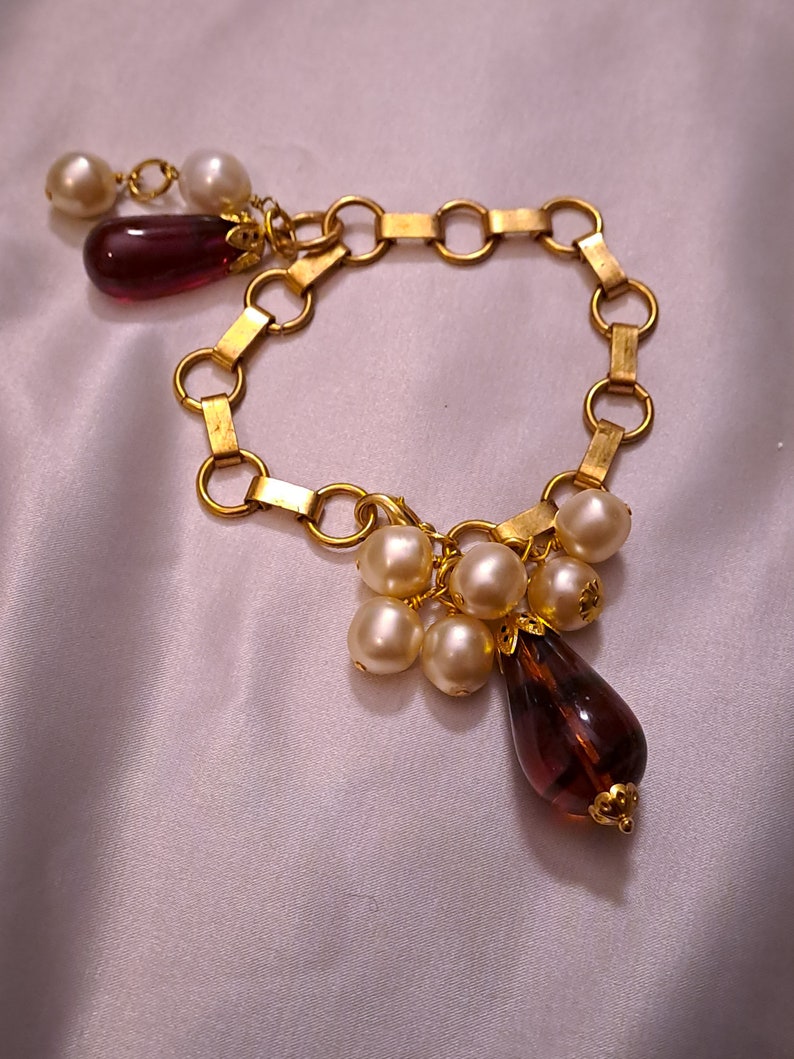 Long necklace necklace and matching bracelet in fancy pearls and drops of plum glass on a golden chain, from the 70s in the style of Chanel. image 4