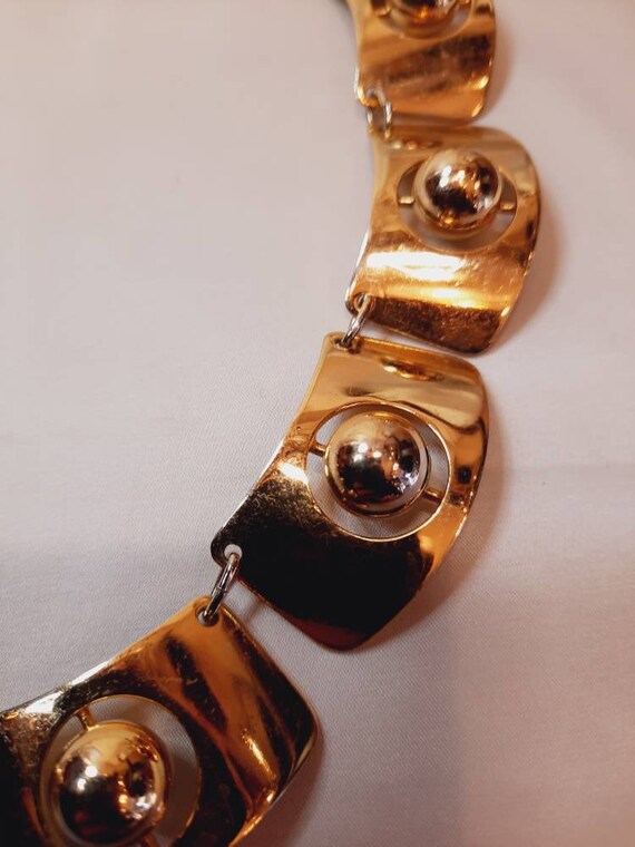 Collier Moderniste Vintage Années 70 - Style Pierre Cardin - Plastron Doré En Alliage Métallique