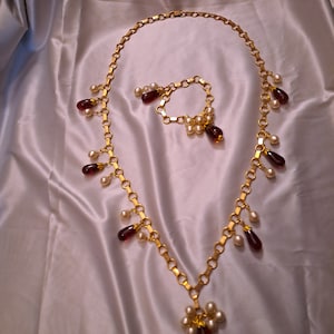 Long necklace necklace and matching bracelet in fancy pearls and drops of plum glass on a golden chain, from the 70s in the style of Chanel. image 1