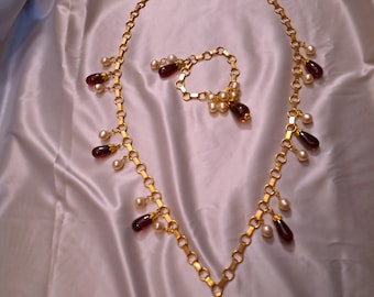 Long necklace necklace and matching bracelet in fancy pearls and drops of plum glass on a golden chain, from the 70s in the style of Chanel.