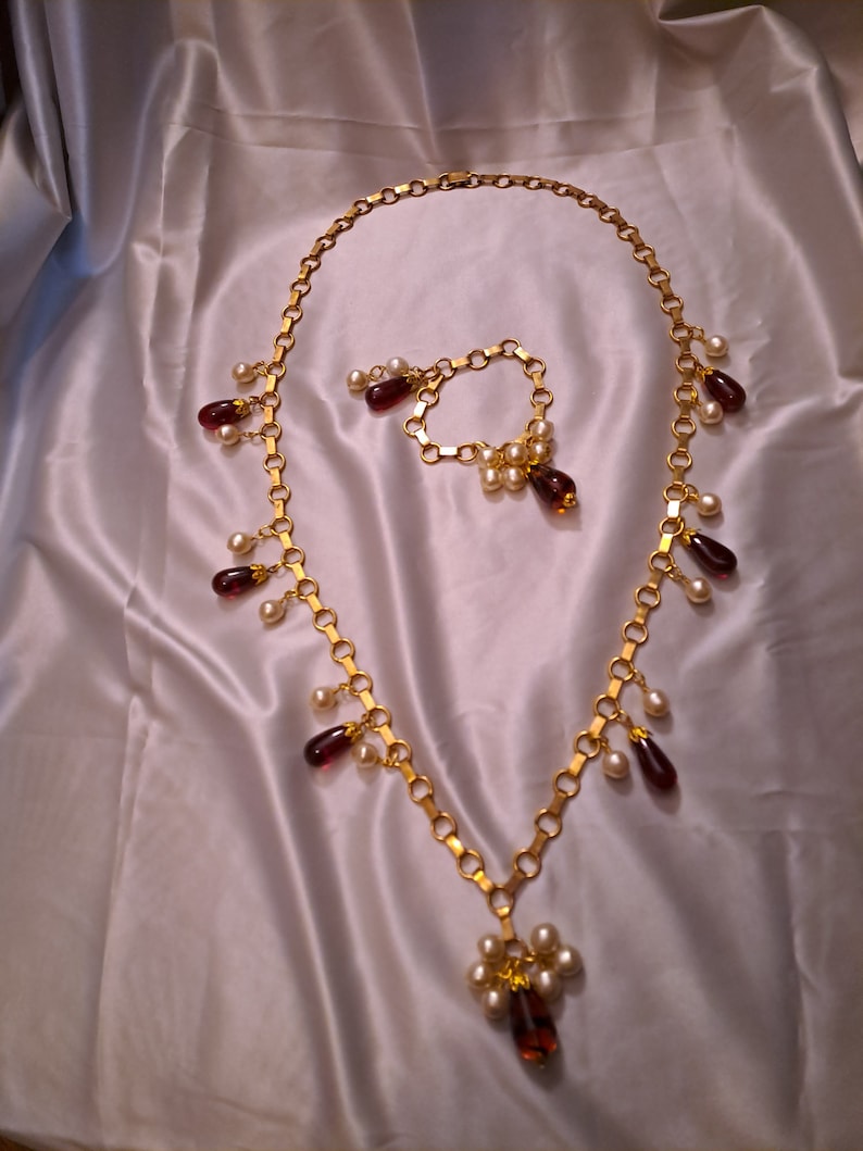 Long necklace necklace and matching bracelet in fancy pearls and drops of plum glass on a golden chain, from the 70s in the style of Chanel. image 1