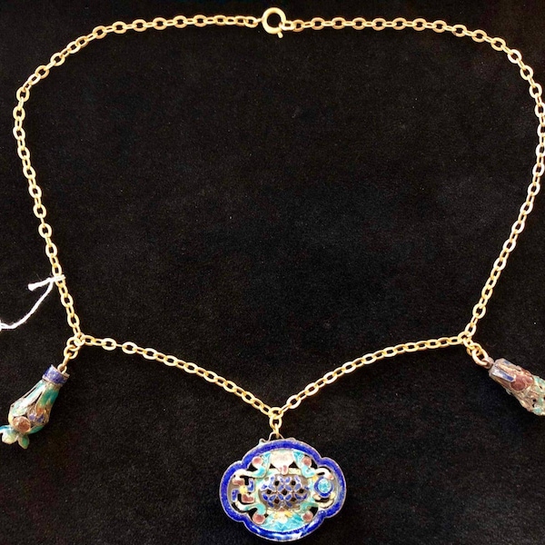 Collier sobrement composé de 3 pendentifs émaillés chinois anciens vers 1850.