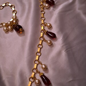 Long necklace necklace and matching bracelet in fancy pearls and drops of plum glass on a golden chain, from the 70s in the style of Chanel. image 6