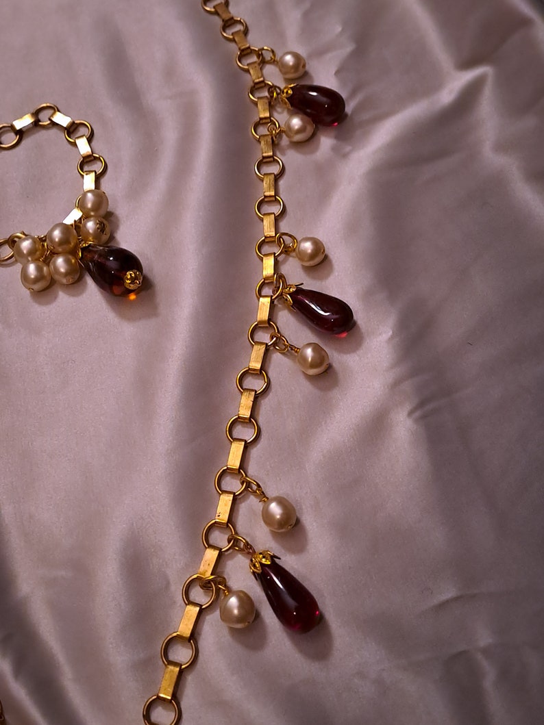 Long necklace necklace and matching bracelet in fancy pearls and drops of plum glass on a golden chain, from the 70s in the style of Chanel. image 6