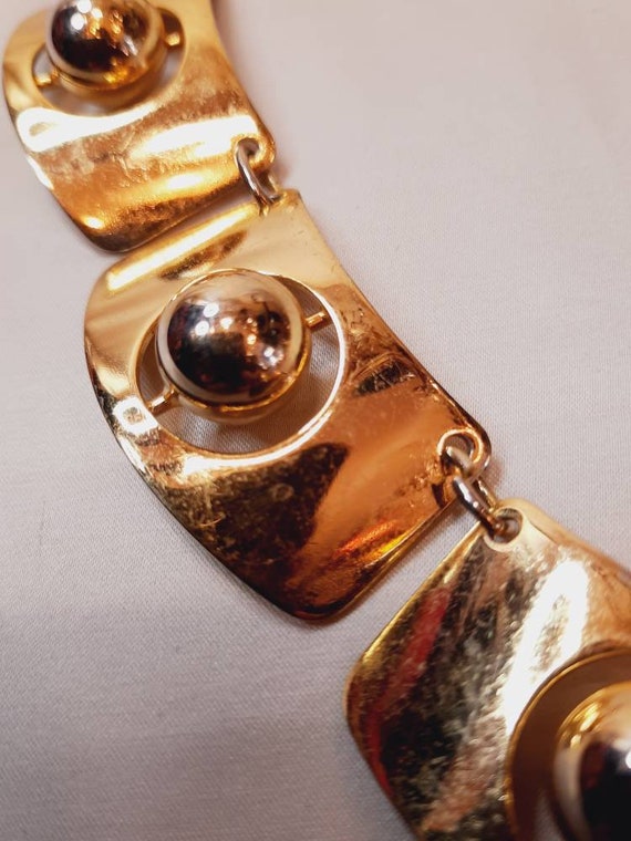 Collier Vintage Moderniste Des Années 70 Dans Le Goût De Pierre Cardin, Doré, En Métal - Très Bon état