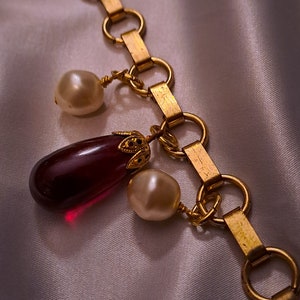 Long necklace necklace and matching bracelet in fancy pearls and drops of plum glass on a golden chain, from the 70s in the style of Chanel. image 3