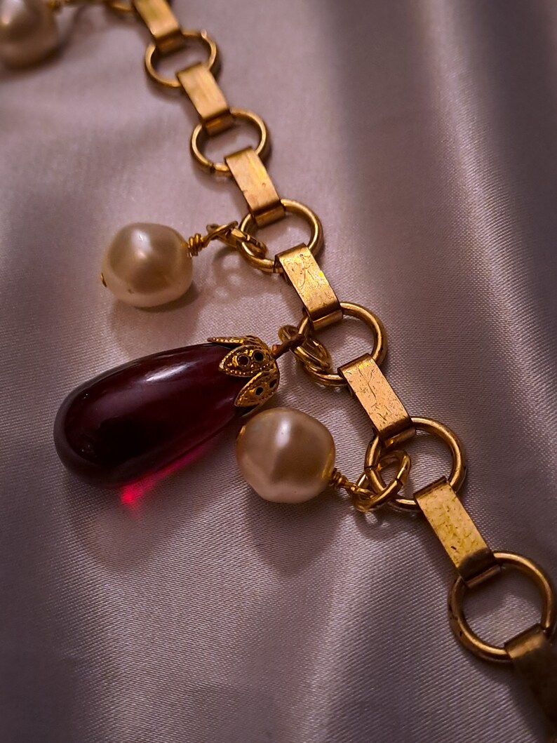 Long necklace necklace and matching bracelet in fancy pearls and drops of plum glass on a golden chain, from the 70s in the style of Chanel. image 3