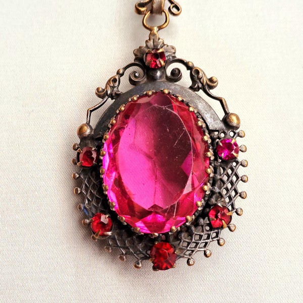 Sublime photo holder pendant, locket, from the Napoleon III period, with pink crystal, and its long necklace in French silver.