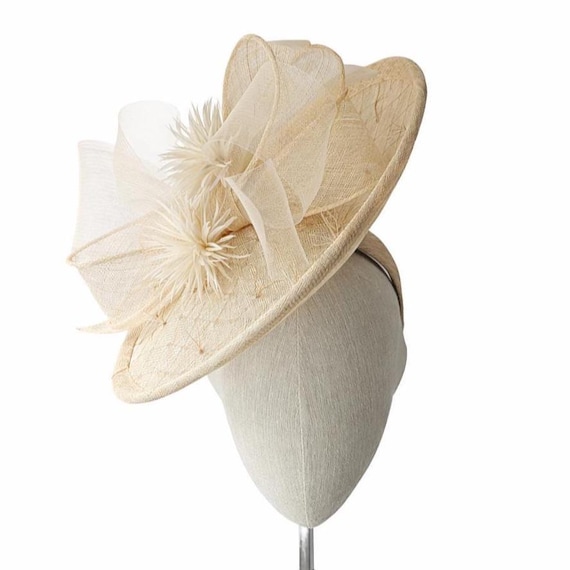 Beige Saucer with bows and biot feather pom-poms