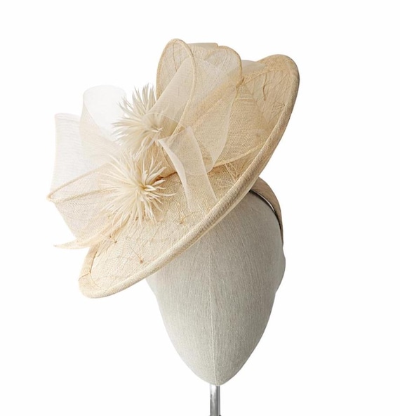 Beige Saucer with bows and biot feather pom-poms