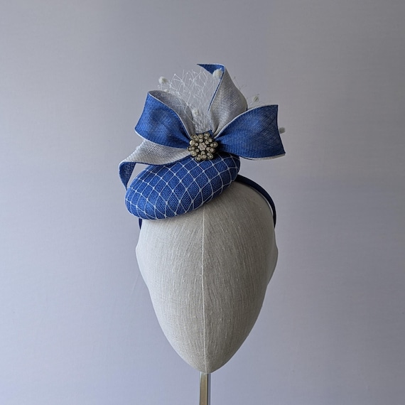MARILYN - small blue straw button with rhinestones and bow