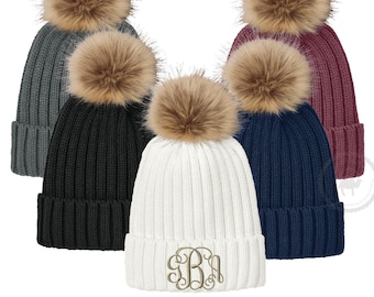 Gorro con pompón de piel sintética bordado personalizado de Port Authority C990, negro, blanco, azul marino, gris, con el logotipo de la empresa. Gorro de mujer personalizado con monograma.