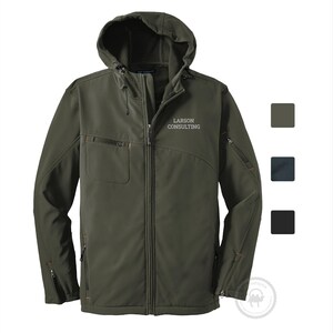 Chaqueta softshell con capucha texturizada y bordado personalizado de Port Authority J706 con el logotipo de la empresa del equipo y el nombre del texto bordado en verde, gris y negro