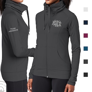 Giacca Sport-Tek da donna Sport-Wick elasticizzata con zip intera, logo della squadra monogrammato, colletto uniforme aziendale con arricciatura LST852