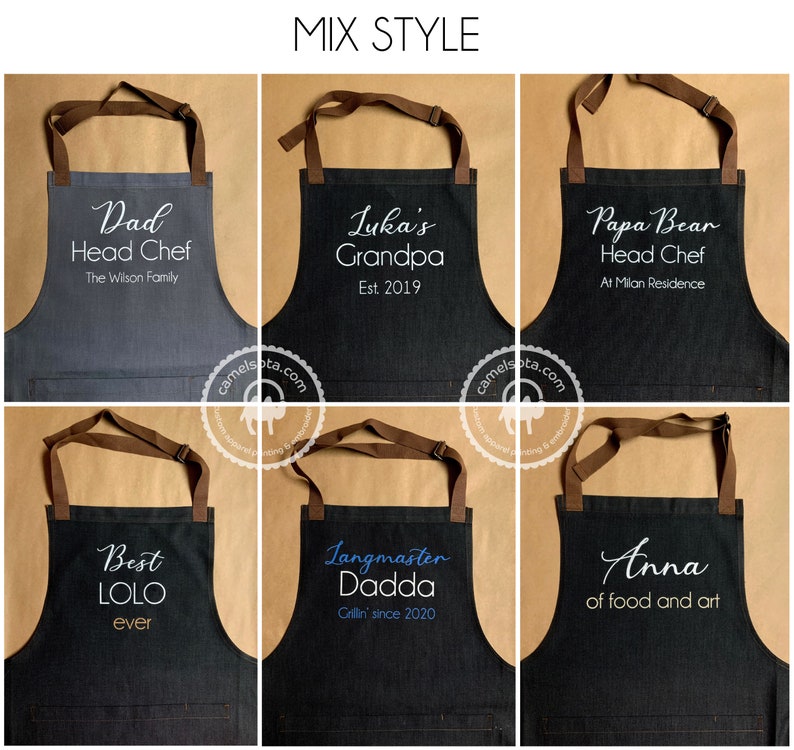 K&ouml;nnte beinhalten: Sechs verschiedene Sch&uuml;rzen aus Denim mit braunen Tr&auml;gern und wei&szlig;em Text. Die Sch&uuml;rzen zeigen verschiedene personalisierte Botschaften, darunter "Dad Head Chef", "Luka's Grandpa", "Papa Bear Head Chef", "Best LOLO ever", "Langmaster Dadda" und "Anna of food and art".
