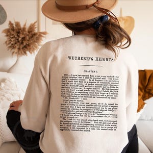Sudadera Cumbres Borrascosas, sudadera de Emily Brontë, regalo de Emily Brontë, regalo literario, jersey de manga larga de Heathcliff imagen 2