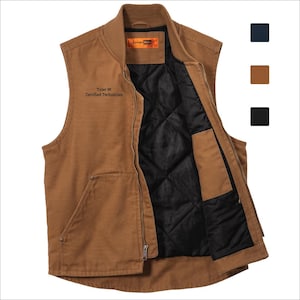 Pode incluir: Um colete de trabalho castanho com interior preto acolchoado e fecho de correr. O colete tem gola e dois bolsos frontais. O texto "Tyler W. Certified Technician" está bordado no peito esquerdo. São apresentadas três amostras de cores: azul marinho, castanho e preto.