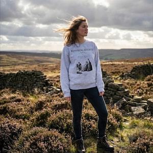 Sudadera Cumbres Borrascosas, sudadera de Emily Brontë, regalo de Emily Brontë, regalo literario, jersey de manga larga de Heathcliff imagen 3