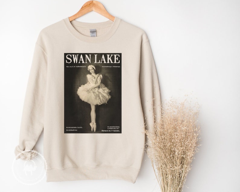 Schwanensee Shirt und Sweatshirt Schwanensee Ballett Geschenk Schwanensee Sweatshirt Tänzer Geschenk Romantisches Ballett Liebhaber Geschenk Klassische Musik Tschaikowsky Bild 1