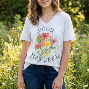 Gutmütiges Shirt, Outdoorsy Shirt, Geschenk für Naturliebhaber, Wildblumen T-Shirt, Gutmütiges T-Shirt, Wanderer Wanderer Geschenk, Vintage Blumen von Redoute Bild 2