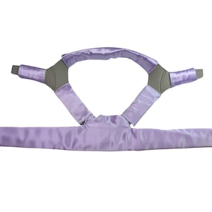 Peut inclure: Bandeau de sommeil en satin violet avec des sangles réglables et une conception douce et rembourrée.