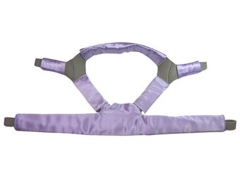 Può includere: Fascia per la testa per maschera da sonno in raso viola con cinturini regolabili e un design morbido e imbottito.