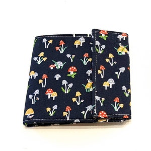 Cartera plegable Cottage Core Mushroom, regalo temático de setas, regalo amante de las setas, billetera de mujer linda, billetera vegana, setas