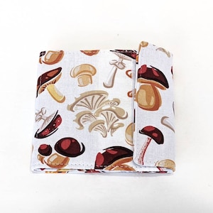 Cartera plegable Mushroom Medley, regalo temático de setas, regalo amante de las setas, cartera unisex, cartera vegana, cartera Cottage Core, hongos del bosque