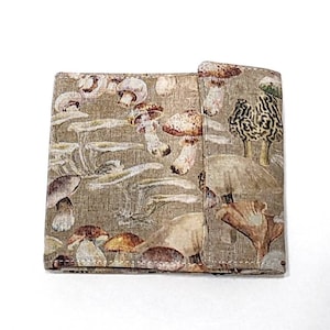Morel Mushroom Bi-Fold Wallet, Regalo de tema de hongos, Regalo de amante de hongos, Cartera unisex, Cartera vegana, Cartera de núcleo de cabaña, Hongos del bosque