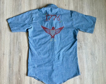 Sm/Med - Vintage 70s Sears Chambray 1776 Bicentennial Embroidered Western Short Sleeve Button Up Shirt