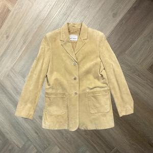 Puede incluir: Un juego de tres tazas de cerámica con un acabado moteado y mate. Cada taza presenta un color diferente: azul claro, crema y gris. Las tazas tienen un diseño simple y moderno y un asa cómoda.