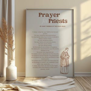 Könnte beinhalten: Ein druckbares Gebet für Priester, verfasst von der Heiligen Theresia vom Kinde Jesu. Das Gebet ist in brauner Schrift auf weißem Hintergrund gedruckt. Rechts unten befindet sich eine Zeichnung eines Priesters in einer Soutane.
