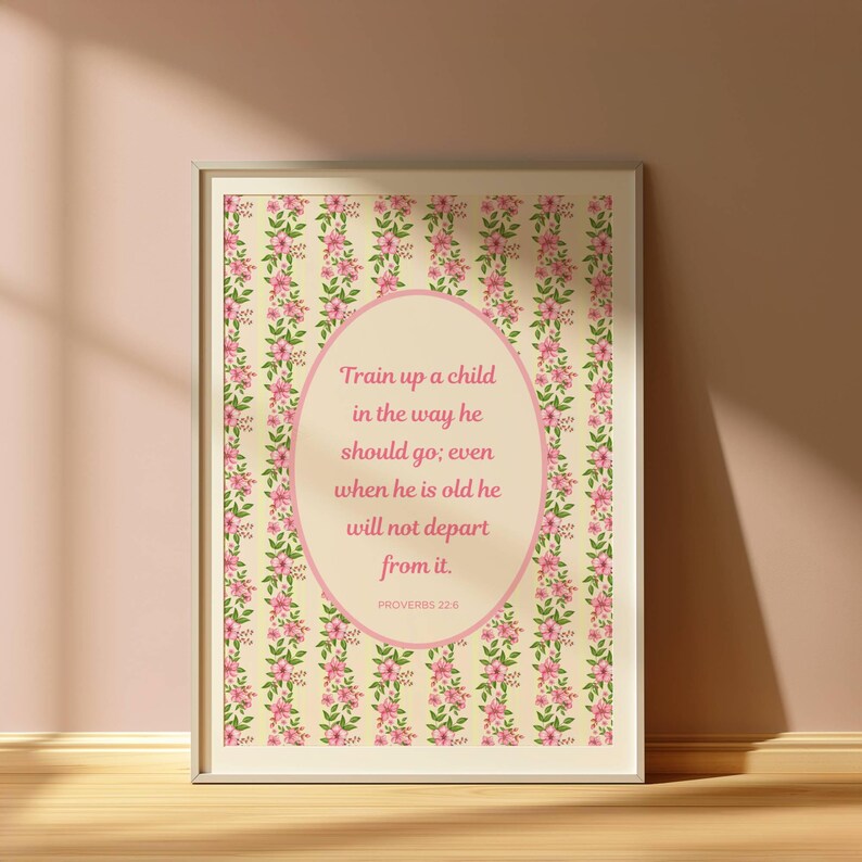 Pode incluir: Um design de arte de parede imprim&iacute;vel com um padr&atilde;o floral em rosa e verde sobre um fundo amarelo. O design apresenta uma cita&ccedil;&atilde;o de Prov&eacute;rbios 22:6: "Instrui a crian&ccedil;a no caminho em que deve andar, e ainda quando envelhecer n&atilde;o se desviar&aacute; dele."