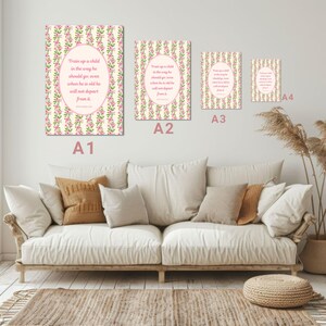 Pode incluir: Quatro tamanhos diferentes de arte de parede imprim&iacute;vel com um padr&atilde;o floral em um esquema de cores rosa e branco. O texto na arte diz: "Ensina a crian&ccedil;a no caminho em que deve andar: e, ainda que envelhe&ccedil;a, n&atilde;o se desviar&aacute; dele."