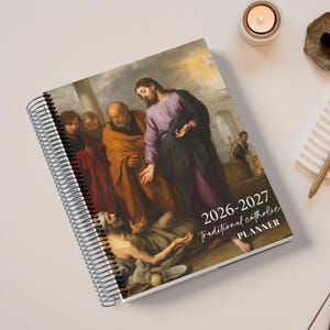 Peut inclure: Un agenda à reliure spirale avec une peinture à l'huile religieuse sur la couverture. L'œuvre représente des personnages en robes, dont une figure centrale en violet et marron, avec le texte blanc 2026-2027 traditional catholic PLANNER imprimé.