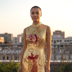 Vestido de festa elegante em seda amarela com lantejoulas e contas feitas à mão – tamanho pequeno