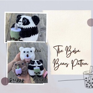 Puede incluir: Tres animales de peluche tejidos a crochet sosteniendo tazas de té de boba. Los animales son un panda, un oso polar y un oso marrón. El texto "The Boba Bears Pattern" está escrito en cursiva negra sobre un fondo blanco.