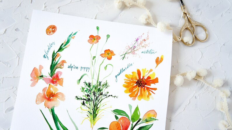 Op de afbeelding: Waterverf schilderij van verschillende bloemen, waaronder gladiolen, alpenpapaver, gaillardia en astilbe. De bloemen zijn geschilderd in tinten oranje, geel en roze.