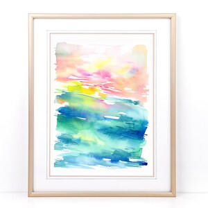 K&ouml;nnte beinhalten: Abstraktes Aquarellbild in einem goldenen Rahmen. Das Bild zeigt eine Mischung aus rosa, gelben, gr&uuml;nen und blauen Farben in einem geschichteten, Pinselstrich-Stil.