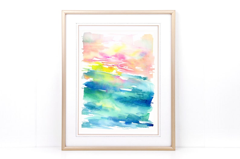 K&ouml;nnte beinhalten: Abstraktes Aquarellbild in einem goldenen Rahmen. Das Bild zeigt eine Mischung aus rosa, gelben, gr&uuml;nen und blauen Farben in einem geschichteten, Pinselstrich-Stil.