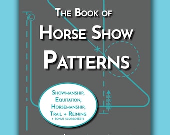 Puede incluir: Una portada de libro gris titulada The Book of Horse Show Patterns en texto blanco. La portada presenta dibujos de líneas cian de patrones de arena, un óvalo blanco que contiene texto sobre showmanship, equitación, horsemanship, trail y reining, y cinco pequeñas siluetas blancas de caballos y jinetes en la parte inferior.
