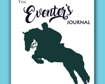Puede incluir: Una portada de diario blanca con el texto oscuro THE Eventer's JOURNAL en la parte superior. Debajo del texto hay una silueta verde oscuro de un jinete sobre un caballo en pleno salto, capturando el movimiento dinámico con las patas delanteras.