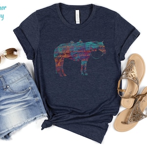 Op de afbeelding: Heather navyblauw t-shirt met een kleurrijke paarden silhouet afbeelding. Het paard is gemaakt van verschillende kleuren, waaronder rood, oranje, geel, groen, blauw en paars.