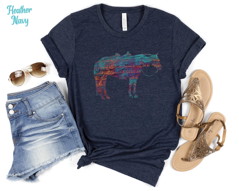 Op de afbeelding: Heather navyblauw t-shirt met een kleurrijke paarden silhouet afbeelding. Het paard is gemaakt van verschillende kleuren, waaronder rood, oranje, geel, groen, blauw en paars.