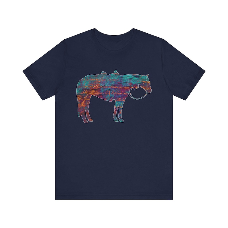 Op de afbeelding: Een marineblauw t-shirt met een kleurrijk silhouet van een paard. Het paard is een levendige mix van rood, oranje, geel, groen en blauw.
