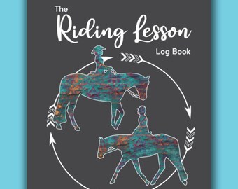 Könnte beinhalten: Ein dunkelgraues Logbuch mit dem Titel The Riding Lesson Log Book in weißer Schrift. Das Cover zeigt zwei Pferde- und Reitersilhouetten, die mit einem mehrfarbigen Muster in Türkis, Orange und Lila gefüllt sind, umgeben von einem weißen Kreis.