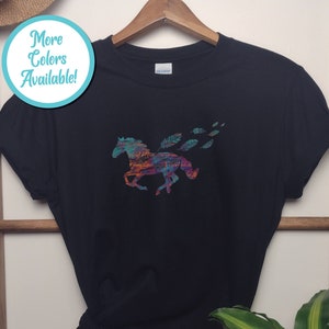 Peut inclure: T-shirt noir avec une silhouette de cheval color&eacute;e et des plumes. Le cheval est compos&eacute; de plusieurs couleurs, dont le rouge, l'orange, le jaune, le vert, le bleu et le violet.