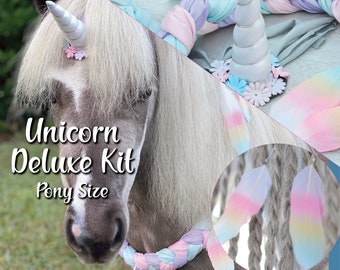 De Unicorn Deluxe Kit, Unicorn Horn voor Pony, Nek Krans, &Manen Veren, Unicorn Kostuum voor Pony of Mini Paard, Miniatuur Paard Kostuum