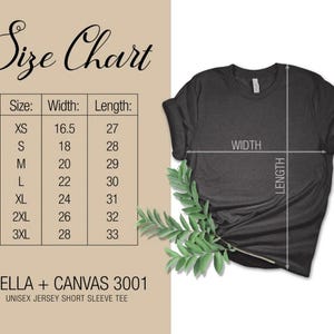 Op de afbeelding: Maattabel voor een unisex jersey t-shirt met korte mouwen, met de afmetingen in inches voor breedte en lengte voor de maten XS, S, M, L, XL, 2XL en 3XL. De tabel staat op een witte achtergrond met een grijs t-shirt dat aan de rechterkant van de afbeelding te zien is.